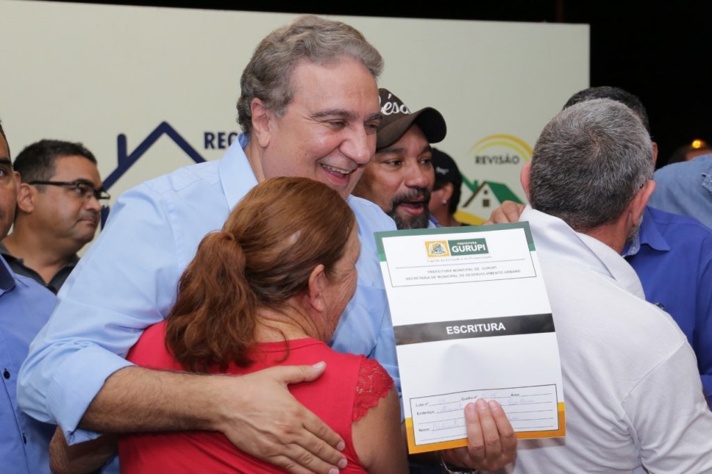 entrega-de-escrituras-1-1024x682 Gurupi 61 anos | Entregas de pavimentação asfáltica e escrituras marcam segundo dia de programação do aniversário de Gurupi