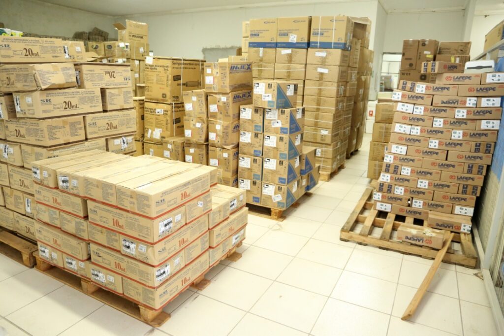 visita-prefeita-almoxarifado-saude-1-1024x682 Prefeitura de Gurupi investe R$ 1,2 milhão em medicamentos para suprir a atenção básica das farmácias do município