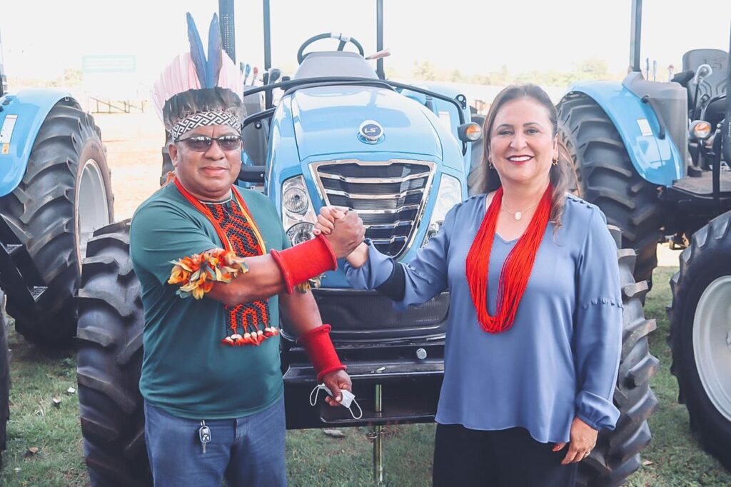 Katia-indigenas-1024x682 Indígenas, produtores rurais e prefeitos recebem tratores destinados pela senadora Kátia