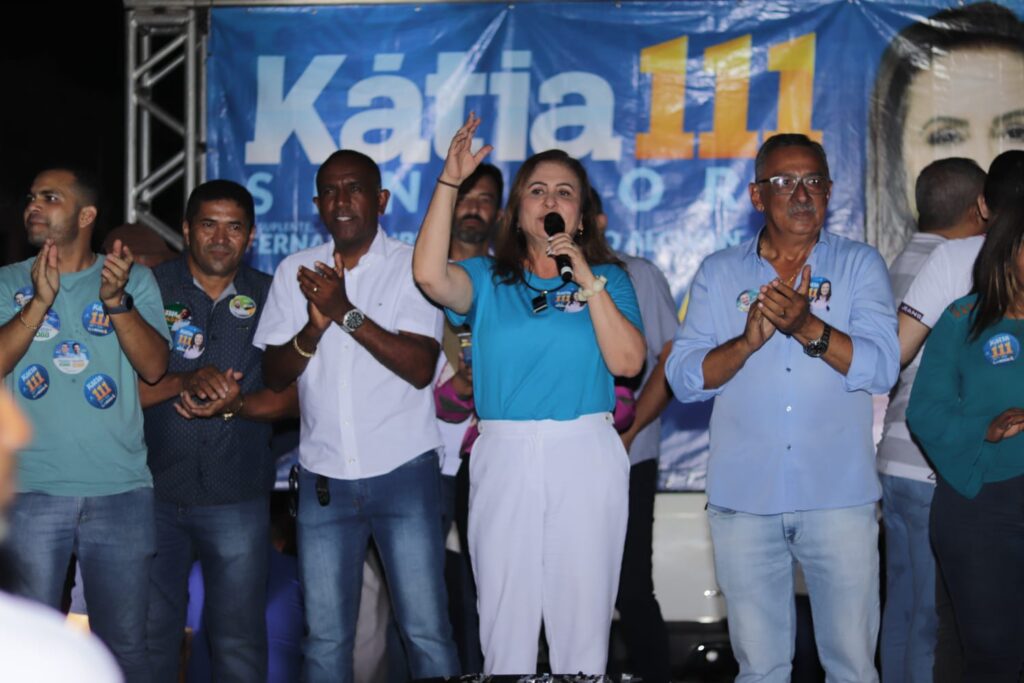 Katia-inaugura-comite-em-Araguaina-1024x683 Na inauguração de comitê em Araguaína, lideranças locais reforçam trabalho e força da Senadora Kátia: "incansável"