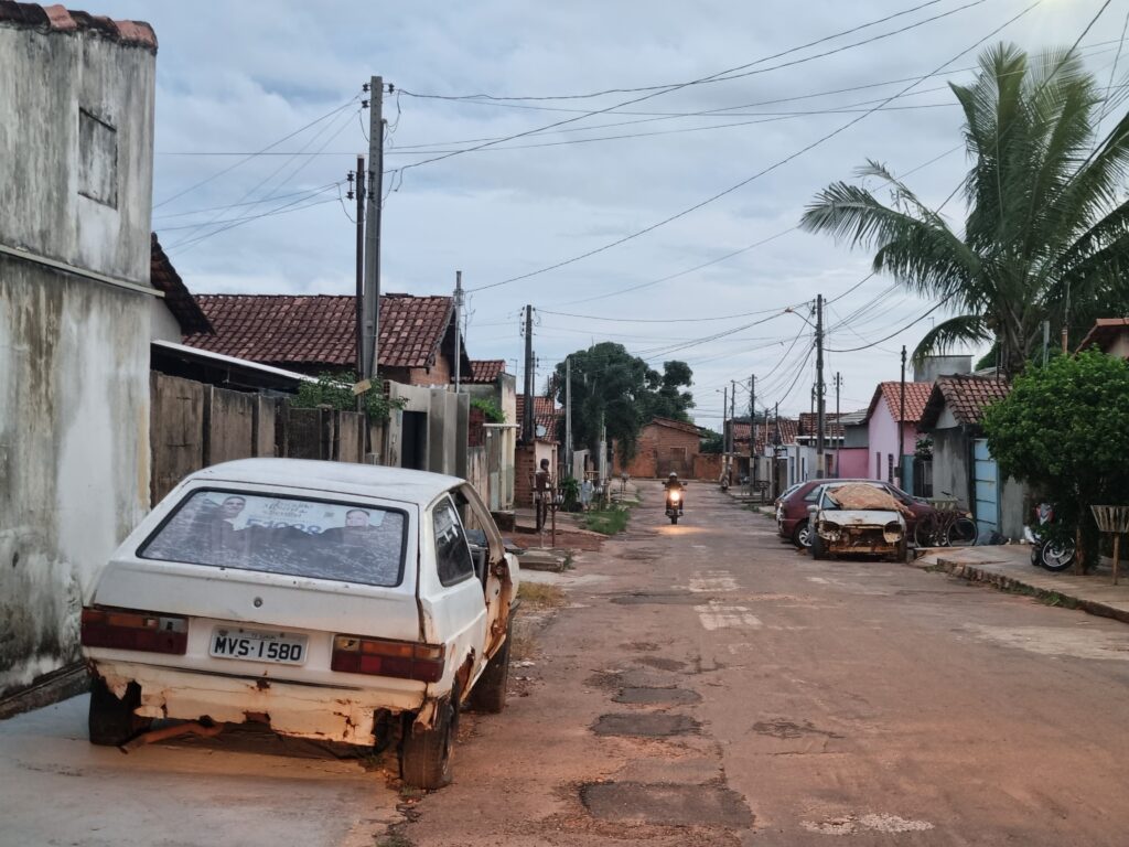 Sucatas-Vila-Sao-Jose-1-1024x768 Moradora da Vila São José reclama sobre perigo de sucatas de veículos abandonadas nas ruas 
