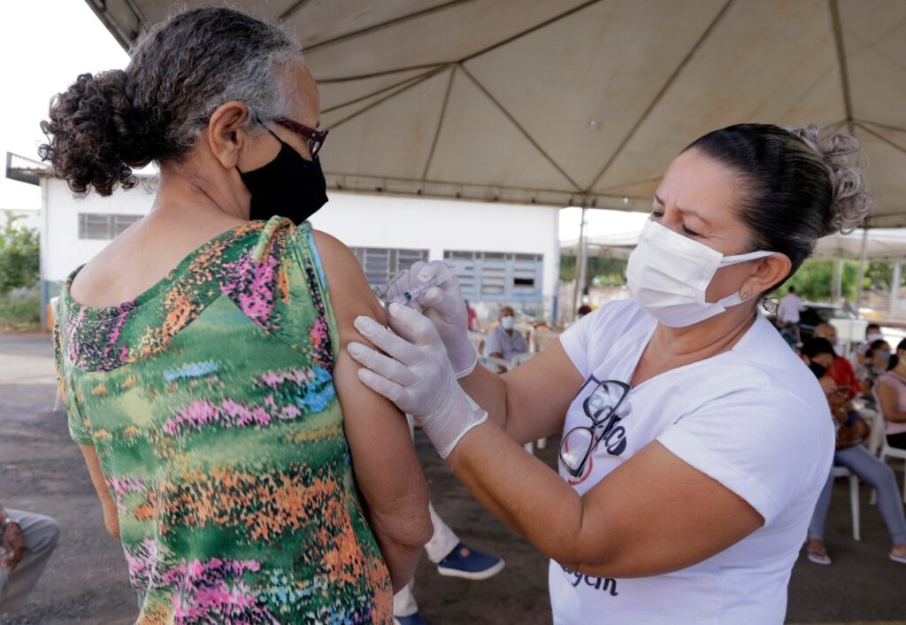 Vacinacao-em-Gurupi-Foto-Arquivo-Secom-1024x706 Prefeitura de Gurupi realiza Dia D de Multivacinação incluindo imunização de bebês contra Covid-19, neste sábado, 19