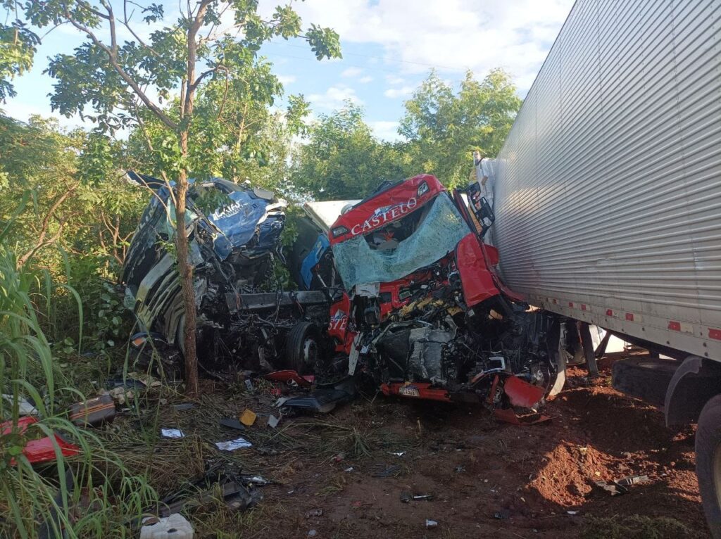 WhatsApp-Image-2023-03-04-at-11.31.35-1024x766 Caminhoneiro morre após colisão entre dois caminhões no sul do estado