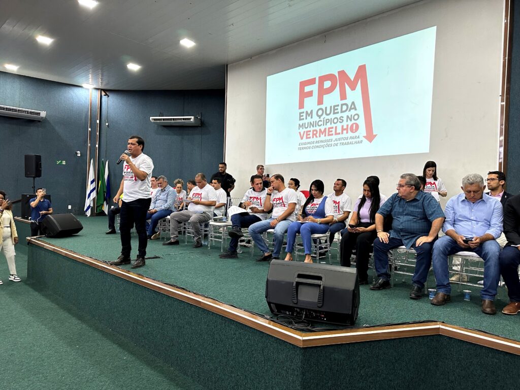 IMG_2344-1024x768 Cento e quinze prefeitos do Tocantins protestam contra a crise financeira   dos Municípios em mobilização da ATM
