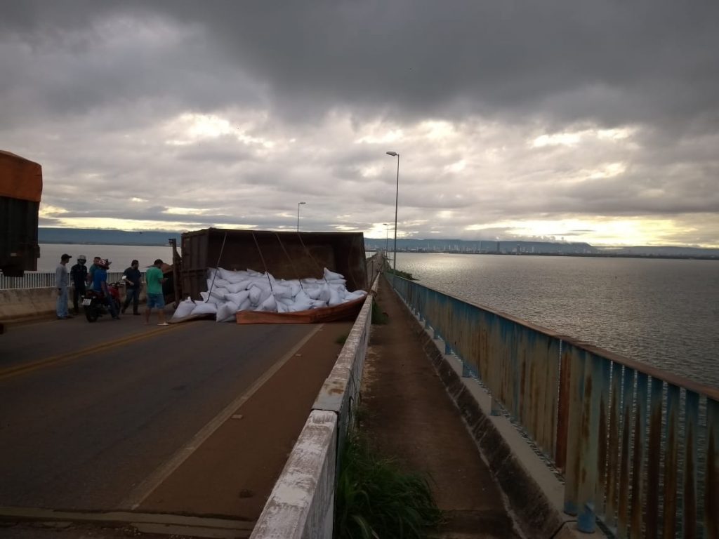 Carreta tomba e interdita ponte FHC em Palmas