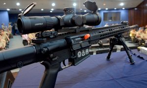 Armas e equipamentos adquiridas com emendas dos deputados Eduardo Siqueira, Luana e Elenil da Penha são entregues à Polícia Militar