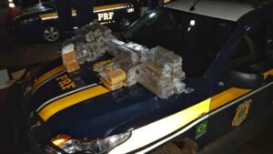 PRF de Guaraí apreende 59 quilos de drogas em caminhão envolvido em acidente