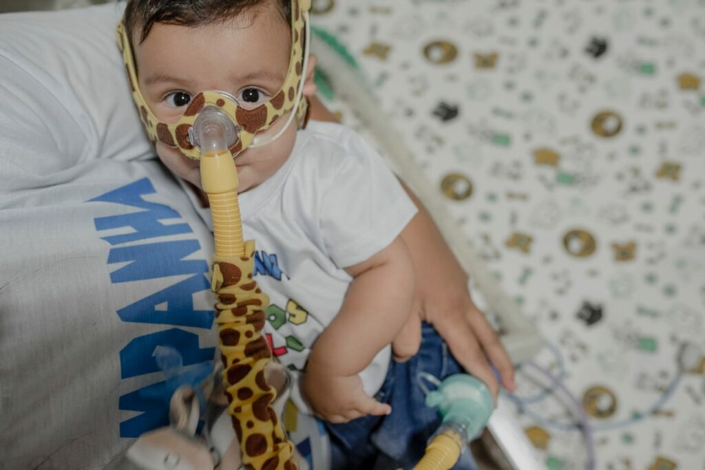 Aplicativos Chefão e Mais Delivery lançam campanhas solidárias para ajudar a criança com doença degenerativa