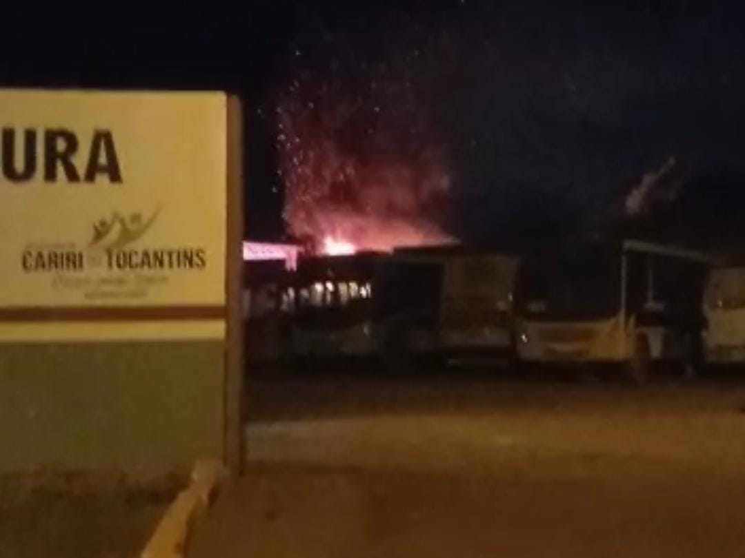 Incêndio destrói carreta em estacionamento de fazenda em Cariri do