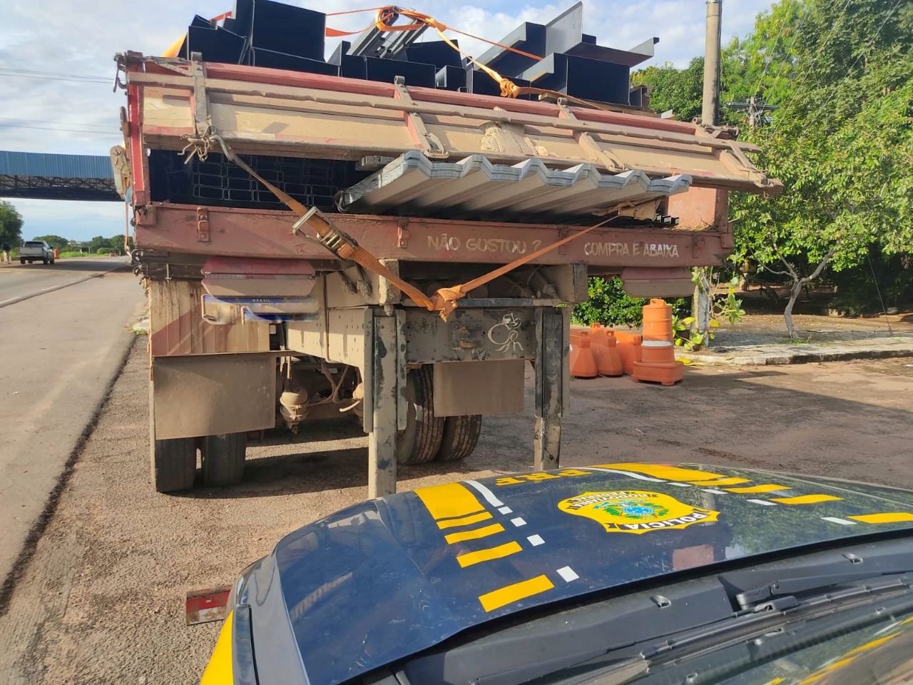 Caminhão com suspensão adulterada é retido pela PRF na BR-153, Tocantins