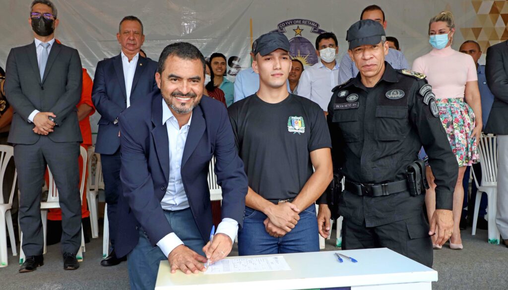Recrutamento de 1.000 soldados na Polícia Militar atenderá as reclamações de prefeitos e da comunidade, destaca governador Wanderlei Barbosa ao assinar portaria para ingresso dos militares
