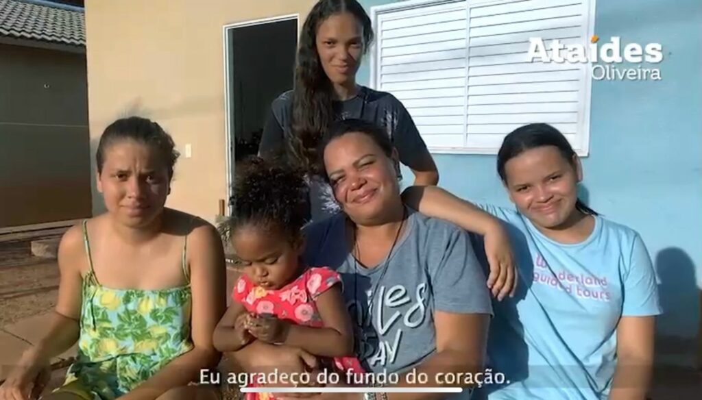 Emocionada, moradora do Jardim Vitória 1 agradece a Ataídes Oliveira por ter conquistado a casa própria