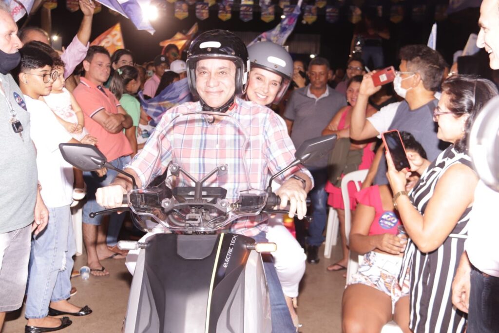 Amastha chega de moto elétrica em reunião política no Jardim Aureny IV e volta a defender projeto Palmas Solar