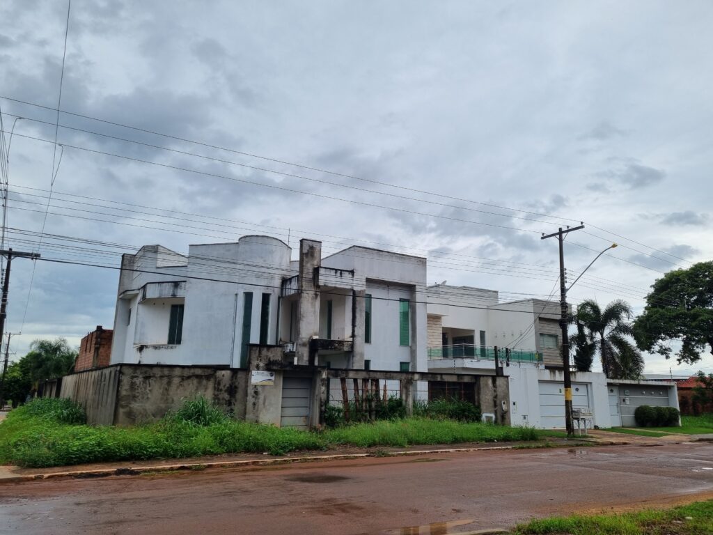 Moradora vítima de furto denuncia sobrado abandonado usado como abrigo de ladrões no setor Waldir Lins