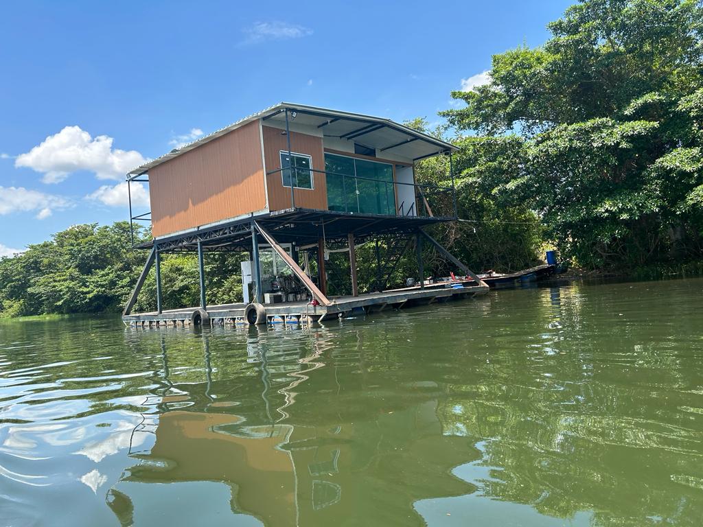 Estrutura-feita-por-turistas-na-margem-do-rio Rota do Peixe em São Salvador mostra a importância de quebrar a barreira do turismo sazonal com a força de investimentos da iniciativa privada e poder público