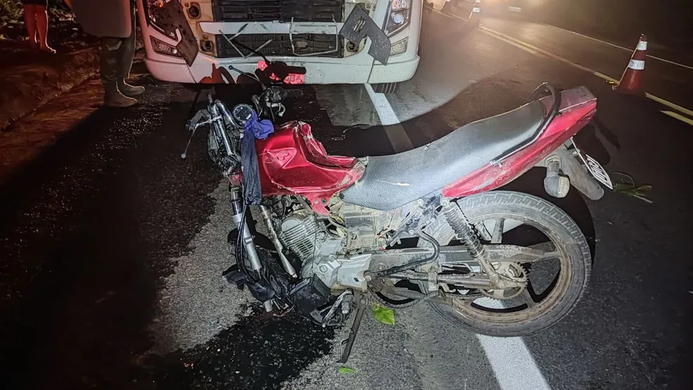 whatsapp-image-2023-12-18-at-15.02.33-1- Acidente entre caminhão e moto mata motociclista na BR-153, em Alvorada