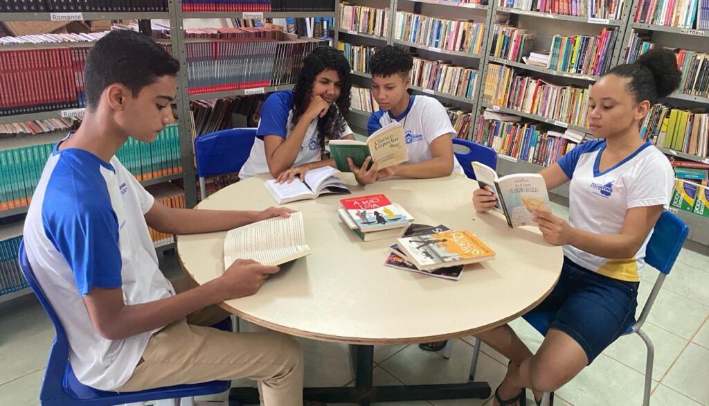 Estudantes-Foto-1-Alunos-do-Colegio-Colegio-Estadual-Joaquim-de-Sena-1024x586 Dia da Leitura: estudantes são premiados por serem excelentes leitores