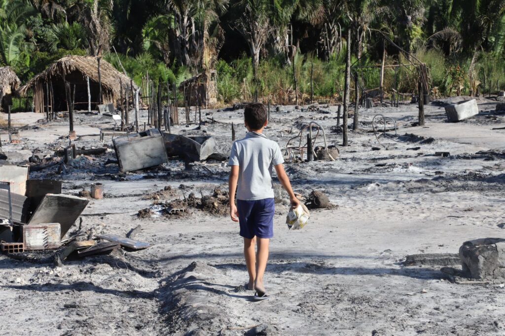 bc19e25f-d247-4b1d-9700-1013f9df6fe3-1024x682 Governo do Tocantins realiza visita à comunidade atingida por incêndio no Norte do estado