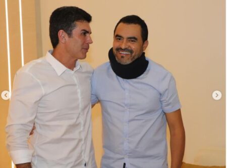 Aparentando tranquilidade o Governador Wanderlei Barbosa publicou uma foto com o governador do estado do Pará, Helder Barbalho, que esteve em Palmas dando posse a nova direção do MDB no Tocantins. "Desejo sucesso ao amigo @alexandreguimaraes10, novo Presidente do Partido", escreveu o governador em uma mensagem no instagram.