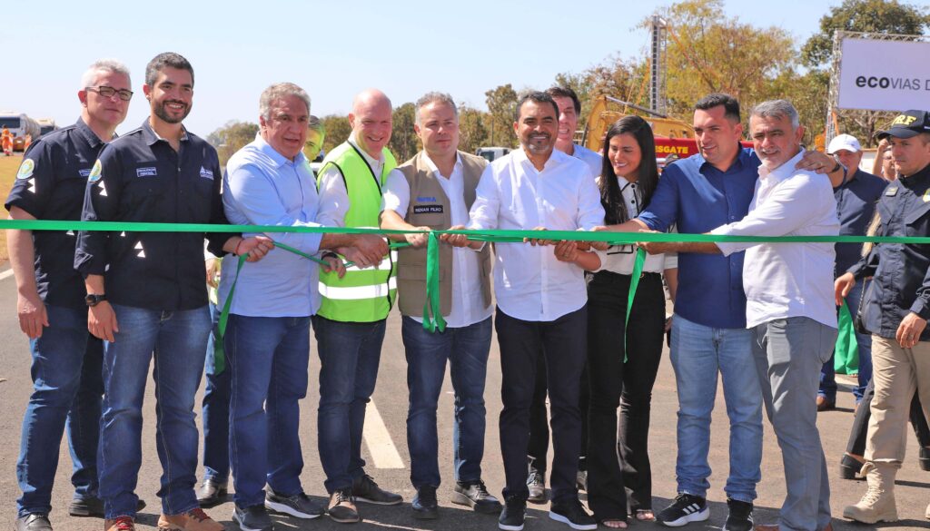 F1-Governador-Wanderlei-Barbosa-ao-lado-do-ministro-dos-Transportes-Renan-Filho-e-outras-autoridades-no-momento-do-descerramento-da-fita-inaugural-do-trecho-da-BR--1024x585 Governador Wanderlei Barbosa e ministro Renan Filho inauguram primeira etapa da duplicação da BR-153, em Gurupi