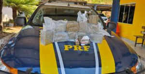 Trio é preso após ser flagrado transportando dez quilos de drogas em bagageiro de carro na BR-153
