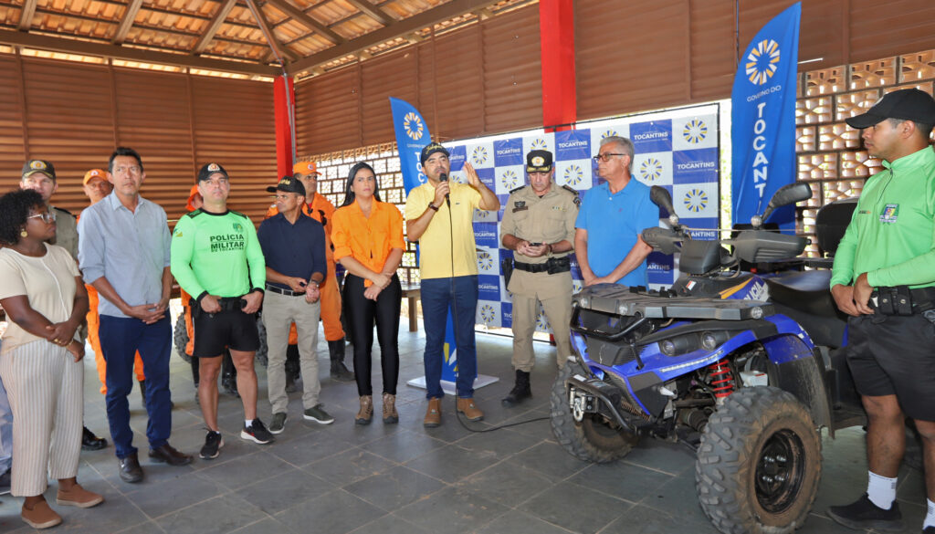 Jalapao-F4-Representantes-da-Policia-Militar-e-Naturatins-alem-de-outras-pastas-do-Governo-do-Tocantins-participam-da-cerimonia-de-entrega-de-veiculos-no-Parque-Estadual-foto-A-1024x585 No Jalapão, Governador Wanderlei Barbosa lança Patrulha do Turismo e entrega veículos para reforçar segurança e combate às queimadas