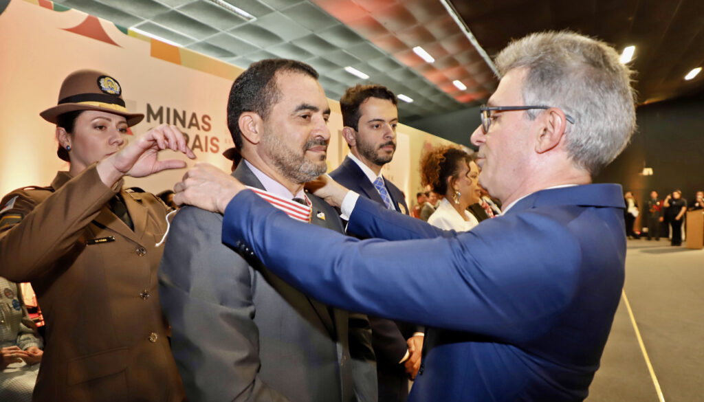 Medalha-JK-F1a-A-Medalha-JK-foi-entregue-ao-governador-Wanderlei-Barbosa-pelo-governador-de-Minas-Gerais-Romeu-Zema-foto-Antonio-Goncalves-Governo-do-Tocantins-1024x585 Atitude TO