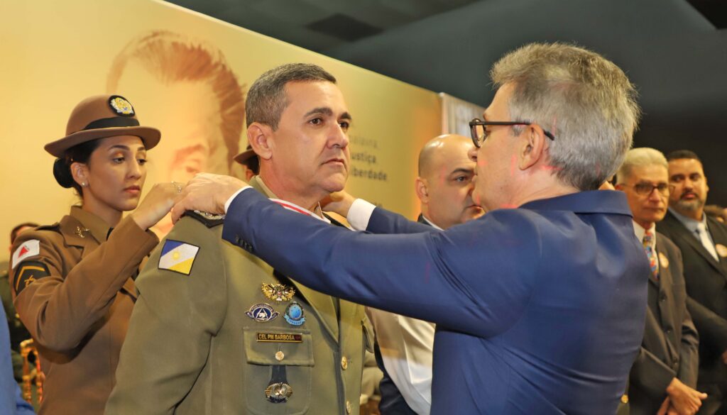 Medalha-JK-F4-O-Comandante-geral-da-PMTO-Coronel-Marcio-Antonio-Barbosa-tambem-foi-homenageado-com-a-Medalha-JK-2024-foto-Antonio-Goncalves-Governo-do-Tocantins-1024x585 Governador Wanderlei Barbosa recebe Medalha JK do Governo de Minas Gerais por sua contribuição ao país