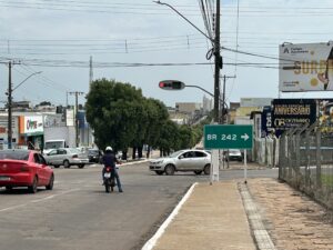 Falhas na sinalização do DNIT e invasão das calçadas comprometem segurança e mobilidade na Região Central de Gurupi