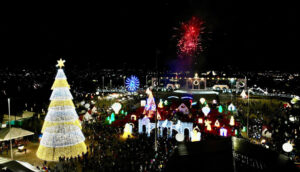 Praça do Girassóis recebe estrutura natalina e encanta o público palmense com o Natal de Luz