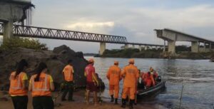 Após derramamento de ácido, Bombeiros avaliam retomada das buscas por desaparecidos que caíram da ponte sobre o rio Tocantins