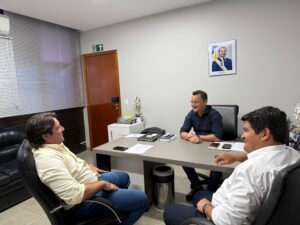 Deputado Eduardo Fortes Discute Demandas Prioritárias para o Hospital Regional de Gurupi com Governador e Secretários de Saúde