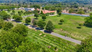Lista de exumações do cemitério privado Jardim das Paineiras continua à disposição dos familiares Diante do cenário de ocupação total do cemitério público São Lázaro, o Município faz a contratação de unidades no cemitério privado a fim de proporcionar às famílias um local adequado para o sepultamento.