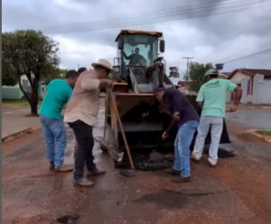 Prefeitura de Palmeirópolis realiza operação tapa-buracos para recuperar vias da cidade