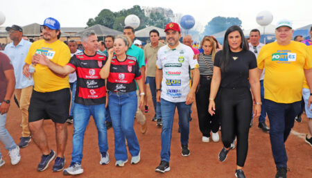 Acompanhado da prefeita Josi Nunes e do deputado Eduardo Fortes, governador Wanderlei Barbosa prestigia final da maior competição de futebol de terrão da região sul do Tocantins