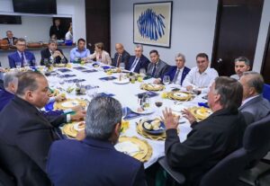 Senador Eduardo Gomes participa de almoço com o ex-presidente Jair Bolsonaro e discute pautas da oposição para 2025
