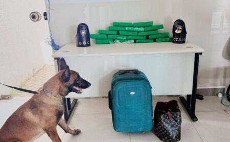 Casal é preso com quase dez quilos de drogas escondidos em malas