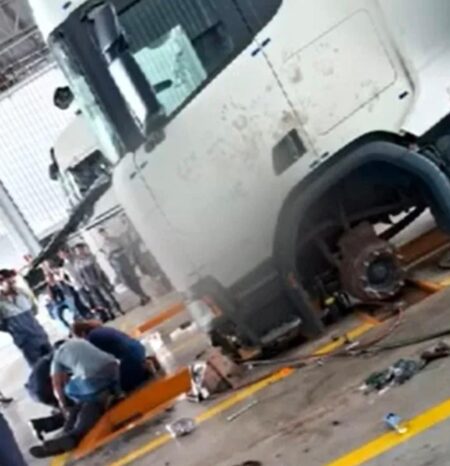 Acidente de trabalho: Mecânico tem cabeça prensada por caminhão após macaco hidráulico ceder em oficina