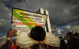 Em Brasília, movimento indígena marcha e grita: “Nosso futuro não está à venda!”