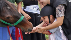 Governo do Tocantins promove inclusão e reabilitação com serviço pioneiro e gratuito de equoterapia para pessoas com Transtorno do Espectro Autista