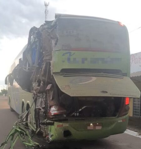 Quatro pessoas ficam feridas em acidente entre carreta, dois ônibus e um carro na BR-153