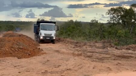 Almas avança: investimento de quase R$ 2 milhões revoluciona estradas rurais e fortalece comunidades, sendo R$ 1,8 milhão captado na gestão Waguinho e Neri, junto a ex-deputada federal Josi Nunes