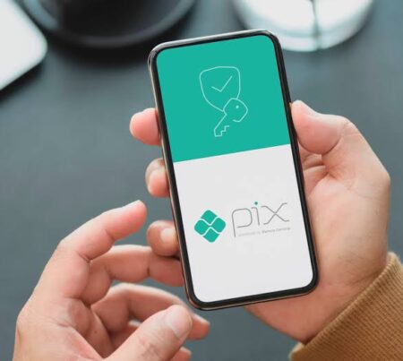 Jovem investigado por receber e se apropriar de Pix errado tem acordo homologado pela Justiça e vai pagar meio salário a entidades