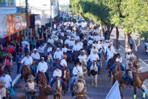 Cavalgada 2025 atrai multidão, reúne mais de mil cavaleiros e amazonas e movimenta a economia de Gurupi