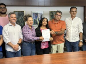 Comerciantes do mercado municipal e empresários do PAIG recebem documentos de regularização