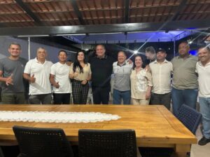 Senador Eduardo Gomes anuncia R$ 1 milhão para cirurgias e caminhonete para assistência social durante jantar com prefeito de Taguatinga