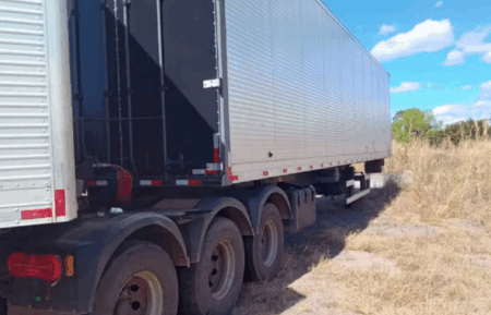 Bandidos fazem caminhoneiro refém na BR-153 durante roubo