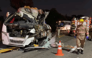 Acidente entre carreta, micro-ônibus e ônibus deixa cinco mortos na BR-153, diz PRF