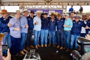 Laurez Moreira faz corpo a corpo no Bico do Papagaio ao lado de deputados aliados; presença de Jair Farias reforçou palanque