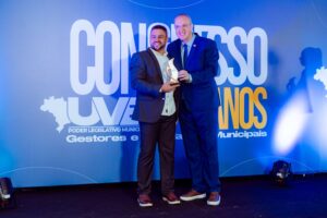 Presidente da Câmara de Cariri do Tocantins recebe troféu nacional “Presidente Destaque 2025” e coloca o município no cenário político do país